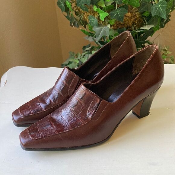 Shoes - Brown Leather Croc Embossed Slip On Pumps Size 9